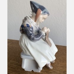 Royal Copenhagen - Amager pige, der strikker - B&G