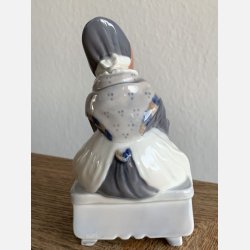 Royal Copenhagen - Amager pige, der strikker - B&G