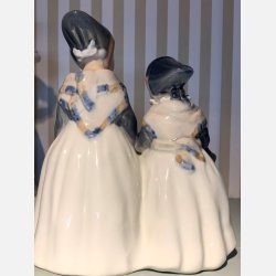 B&G  Royal Copenhagen figur- Amagerpiger p shoppetur