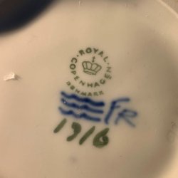 B&G  Royal Copenhagen figur- Amagerpiger p shoppetur