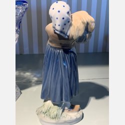 Royal Copenhagen figur - Pige med neg - B&B