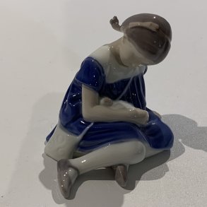 B&G figur 1526  Pige med dukke