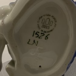 B&G figur 1526  Pige med dukke