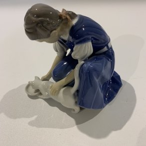 B&G figur 1745 Pige med drikkende kat