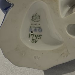 B&G figur 1745 Pige med drikkende kat