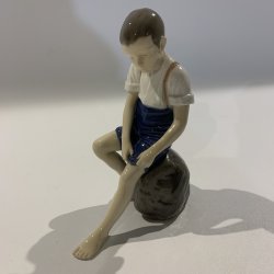 Dreng p sten, Bing &amp; Grndahl figur nr. 1757