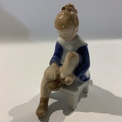 B&G figur 2373 Marianne - Pige p skammel binder sko 15 cm Claire Weiss 1964