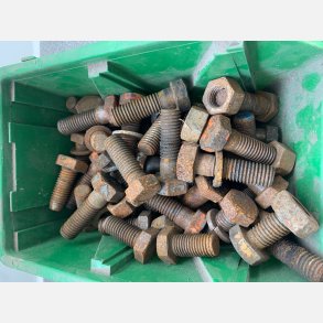 En kasse Bolte 15mm. Dia. 